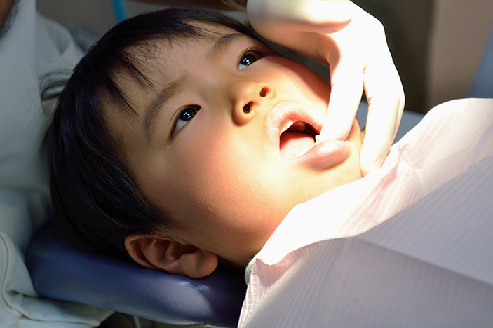 子供を治療中の歯科衛生士